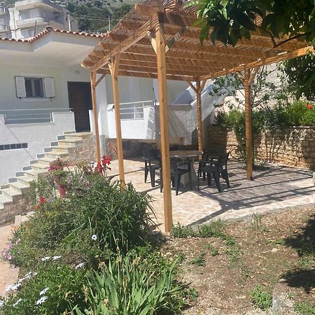 Sarsed Home, Sarande Luaran gambar