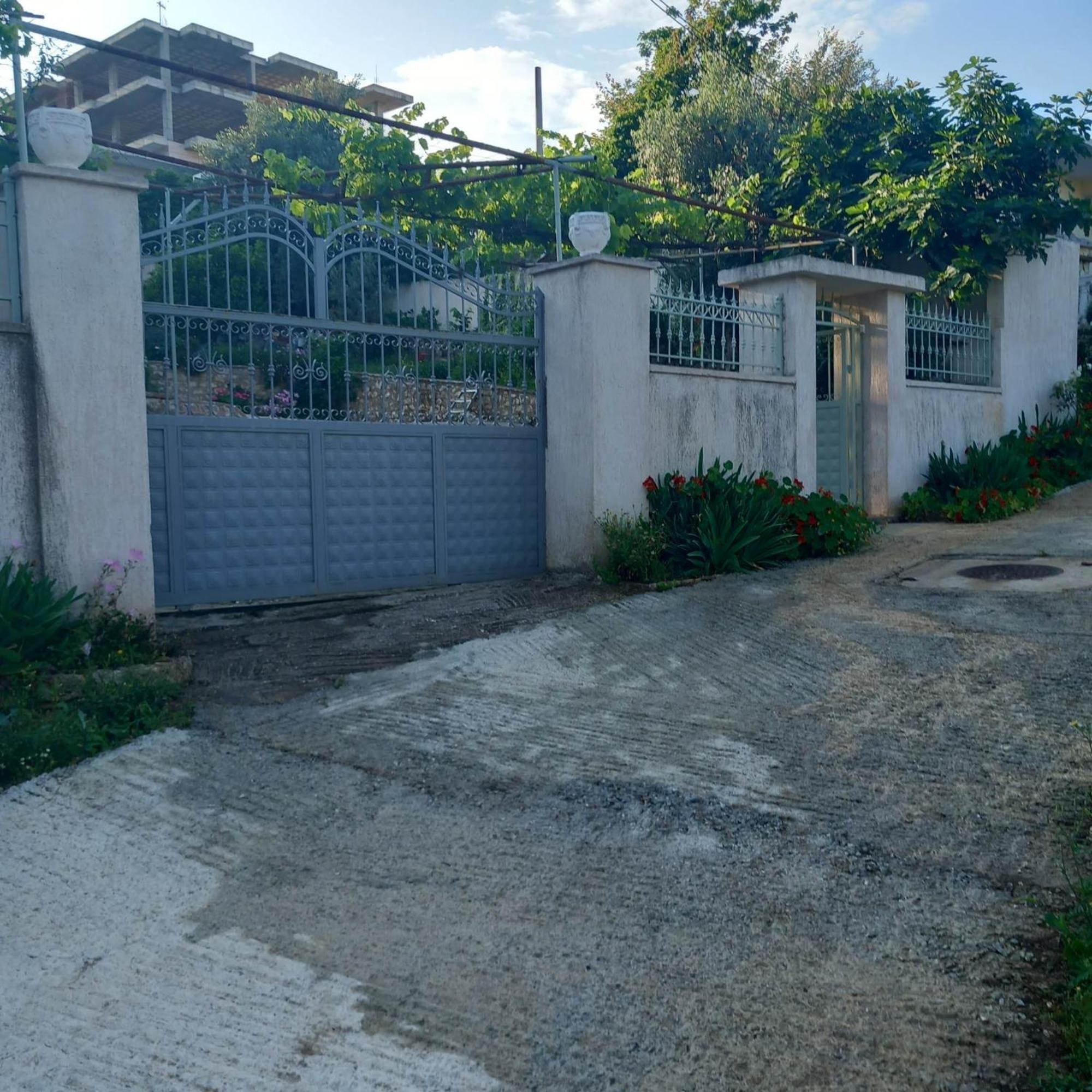 Sarsed Home, Sarande Luaran gambar