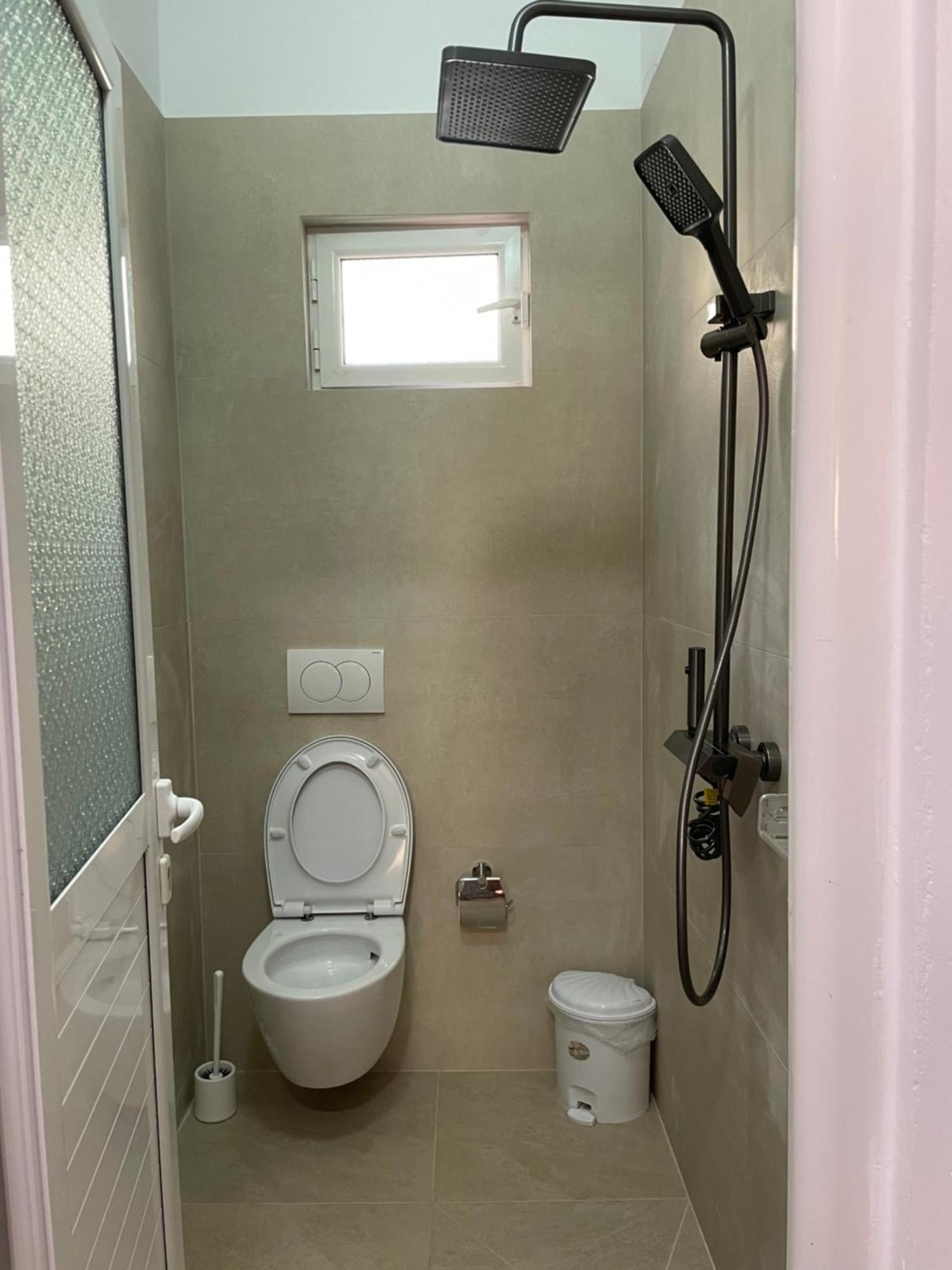 Sarsed Home, Sarande Luaran gambar