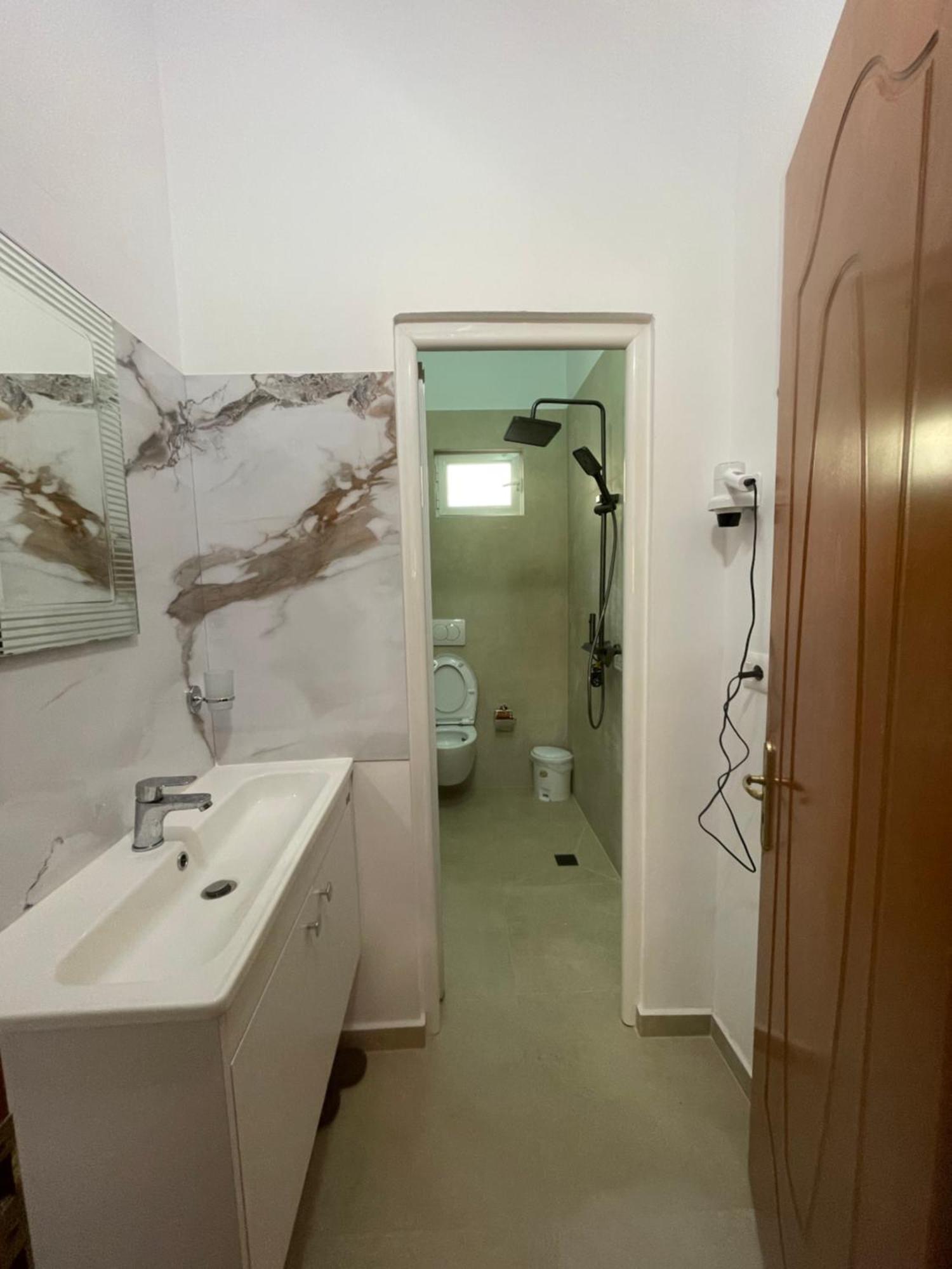 Sarsed Home, Sarande Luaran gambar
