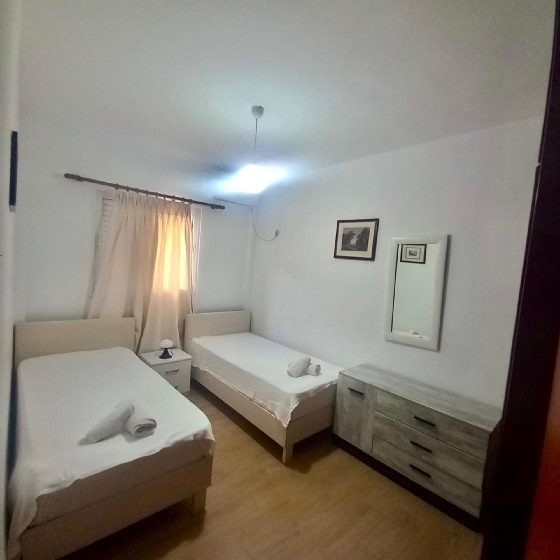Sarsed Home, Sarande Luaran gambar